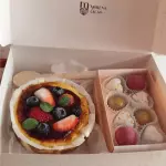 CAJA DE TARTA VASCA Y CHOCOLATES
