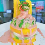 Causa con langostinos