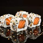 SUSHI 8PÇS URAMAKI DE SALMÃO