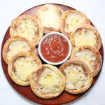 ESFIHA DE CARNE SECA COM QUEIJO