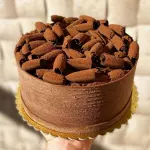 Bolo presente com raspas e cacau