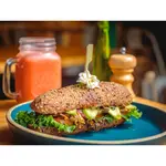 Sanduíche de cogumelos com abacate