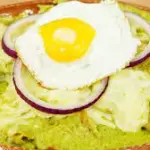 Chilaquiles suizos con huevo