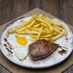Filete con papas fritas