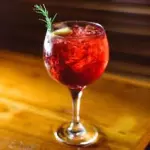 Gin energético ou tônica e frutas
