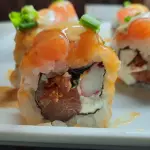 URAMAKI SALMÃO TOMATE SECO E RÚCULA