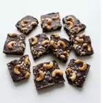 Dark com castanha de caju e flor de