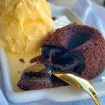 Petit gâteau com sorvete