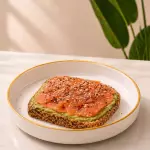 Tostada de Aguacate y Salmon