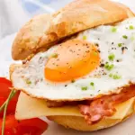 Sandwich Huevo, Tocineta y Queso