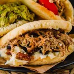 Arepa de carne mechada