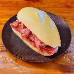 Pão com mortadela, queijo e bacon