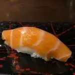 Niguiris de salmòn rosado
