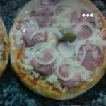 Mini Pizza Calabresa com Queijo