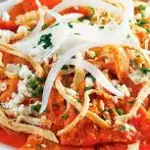 Chilaquiles rojos o verdes con pollo