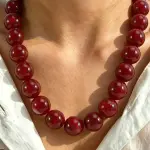 Collar bohemio color vino