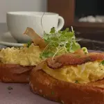 Tostada Francesa con huevos cremosos