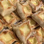 Esfiha Baalbek de Queijo