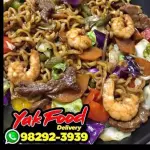 YAKISOBA DE CARNE E FRANGO