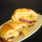 Pão frances com mortadela e queijo