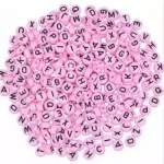 Cuentas rosadas con letras negras