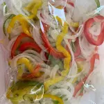 Pimentão Colorido, cebola em rodelas