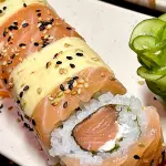 (05) URAMAKI SALMÃO AVOCADO
