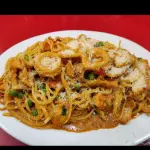 Tallarín en salsa de mariscos