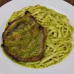 FETUCCINI AL PESTO CON CHULETA