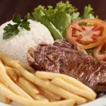 Contra filé com fritas