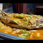 TOM YAM KUNG PESCADO CAZUELA 冬阴功烤鱼