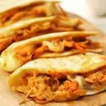 QUESADILLA DE TINGA DE POLLO