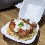 Parmegiana de frango com queijo