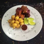 Chicharrón con papas criollas
