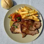 Bondiola con papas fritas