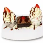 Brownie caliente con helado