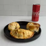3 empanadas + lata línea coca 310 ml