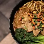 SOPA AGRIPICANTE CON FIDEOS 酸辣粉