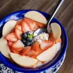 PORZIONE DI FRUTTA E GRANOLA