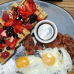 2 wafles con fresas nutella  2huevos