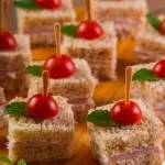Mini sanduíche de presunto e queijo