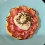 MINI PIZZA CALABRESA COM CATUPIRY