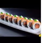 Uramaki com fitas de salmão