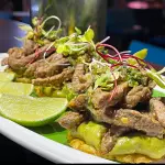 Tostones con Filete de Res