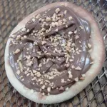 ESFIHA DE CREME DE AVELÃ C/ AMEDOIM