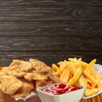 Nuggets de pescado blanco con papas fritas y ketchup