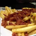 PORÇÃO DE MANDIOCA FRITA 500GRS COM BACON