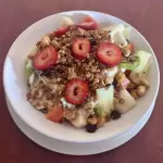 ENSALADA DE FRUTAS YOGUR Y GRANOLA