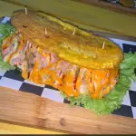 Patacón de pollo