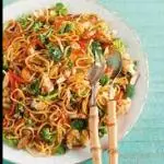 YAKISSOBA DE FRANGO